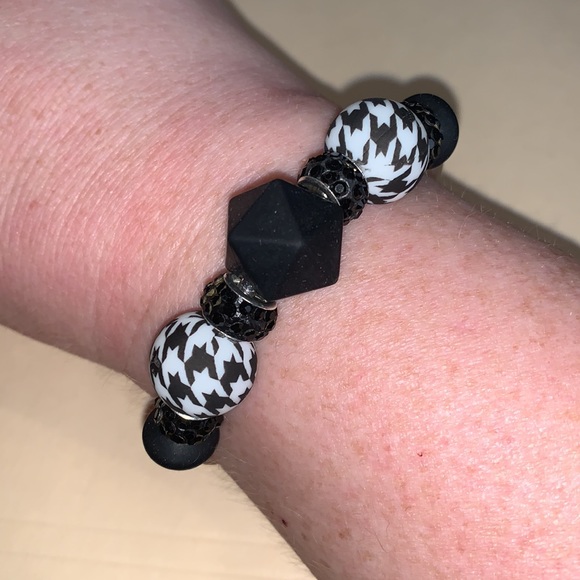 Handmade Houndstooth Beaded Bracelet - Picture 3 of 4